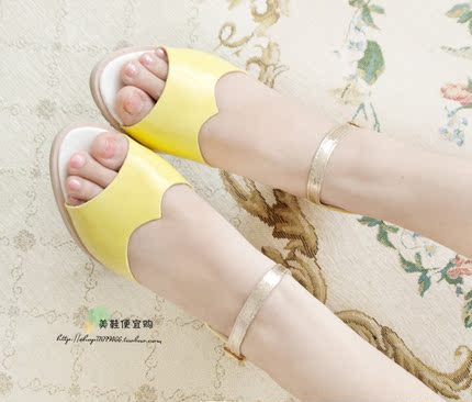 新品时尚金属色尖头鞋拼接撞色OL优雅粗跟露