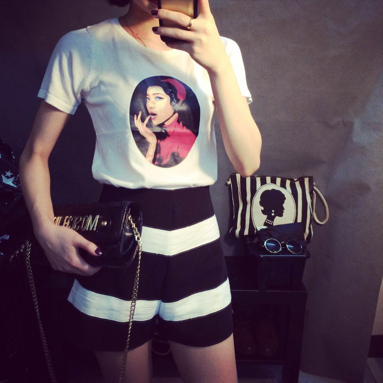 复古<em>美女</em>圆领短袖T+<em>条纹</em>拼接<em>短裤</em> <em>短裤</em>套装 休