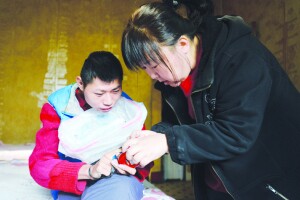 30岁的人6个<em>月</em>大的心 <em>白发</em>母亲养育<em>婴儿</em>30载