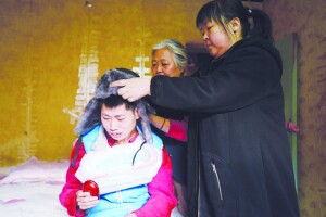 30岁的人6个<em>月</em>大的心 <em>白发</em>母亲养育<em>婴儿</em>30载