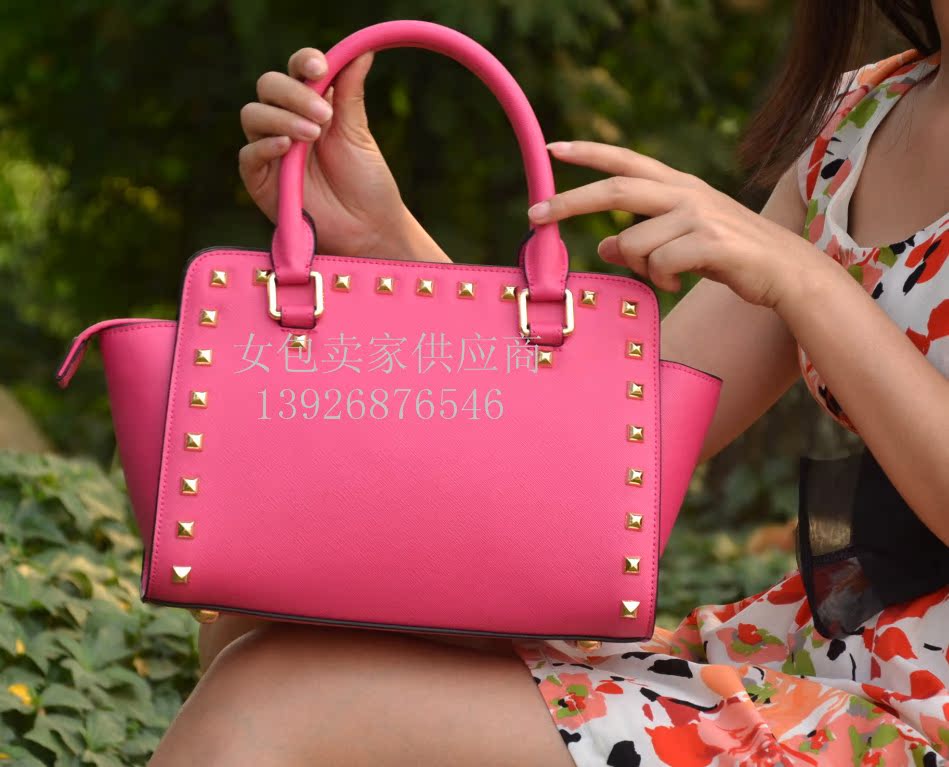 Сумка MK Майкл Kors Сельма m заклепки LV Тайга кожа ручной клади плечо перекинул сумки Сумка MK Майкл Kors Сельма m заклепки LV Тайга кожа ручной клади плечо перекинул сумки