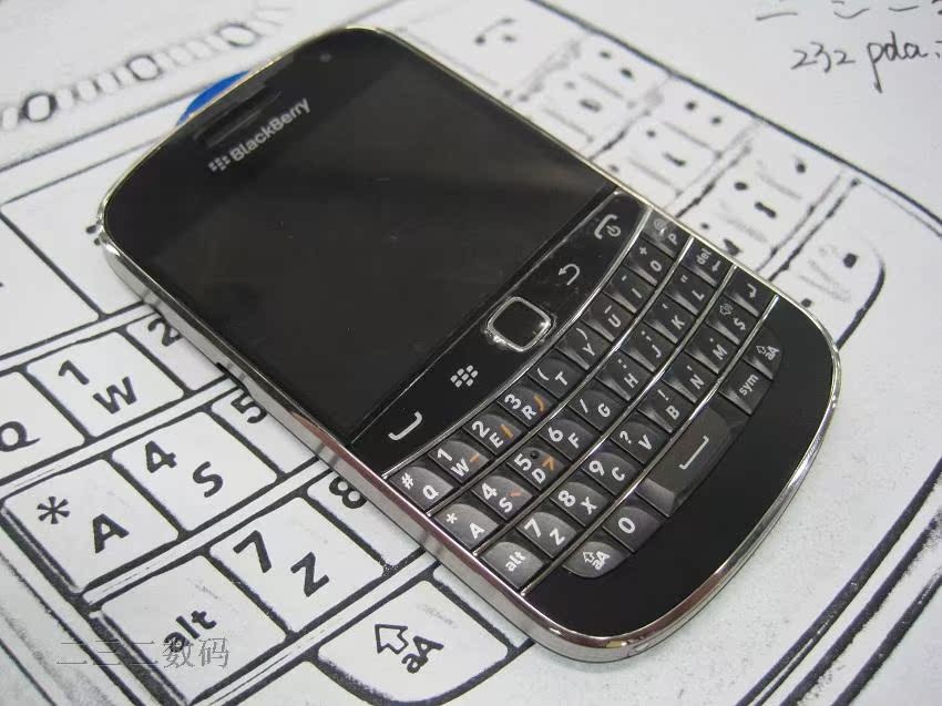 Мобильный телефон BlackBerry 9900 Мобильный телефон BlackBerry 9900