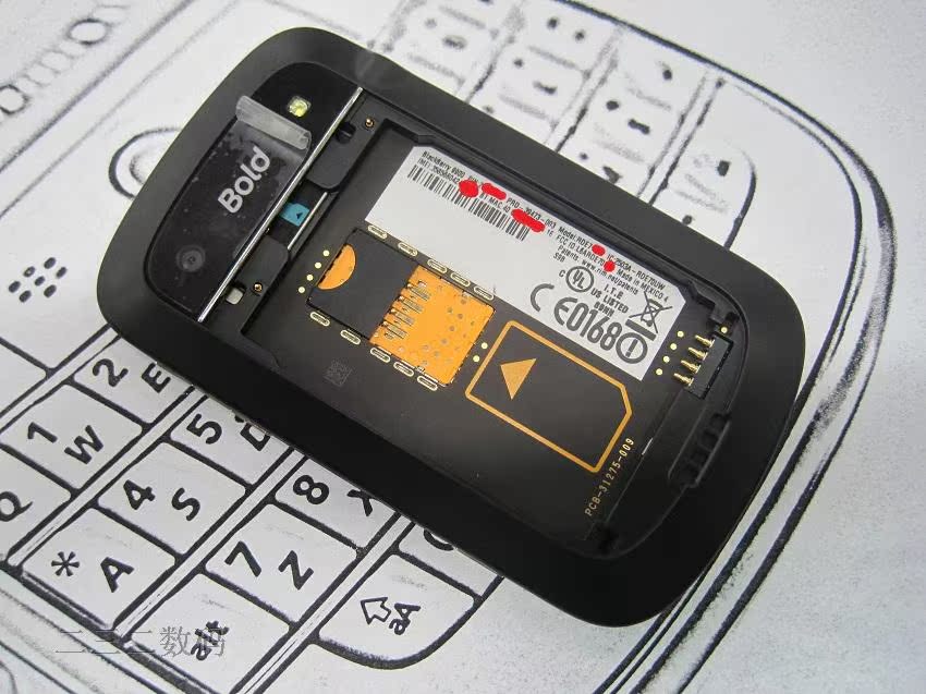 Мобильный телефон BlackBerry 9900 Мобильный телефон BlackBerry 9900