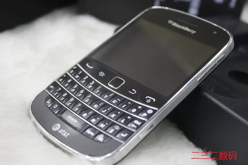 Мобильный телефон BlackBerry 9900 Мобильный телефон BlackBerry 9900
