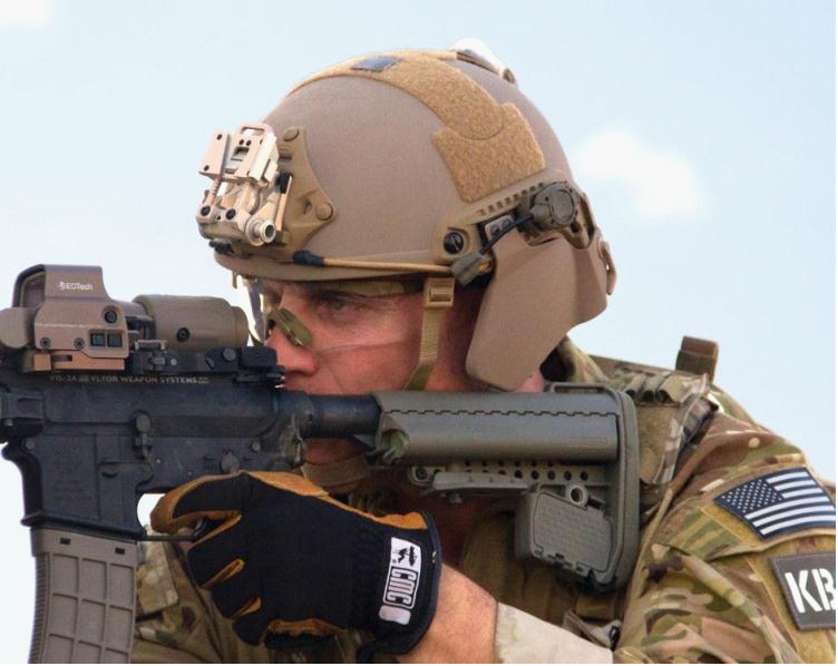 户外登山头盔 轻量防撞骑行头盔塑钢材质 适合