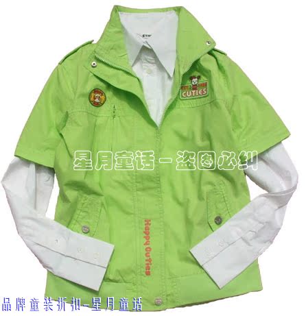 搭配白色衬衣的效果(好像现在学校的主要衬衣就是白色的)