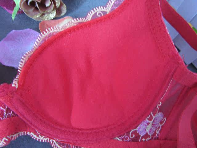 【贝莎黛双<em>排扣</em>精美绣花小<em>码文胸</em>、红色<em>文胸</em>内