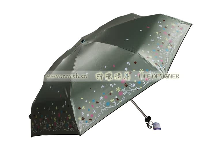 多种颜色可以选择,晴天用来遮挡阳光,雨天用来遮雨;伞面采用纳米技术
