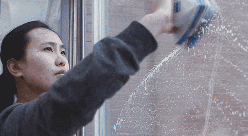 然后在玻璃器的清洁布上涂上洗洁精后再用哦!