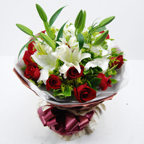 红玫瑰白百合混搭花束