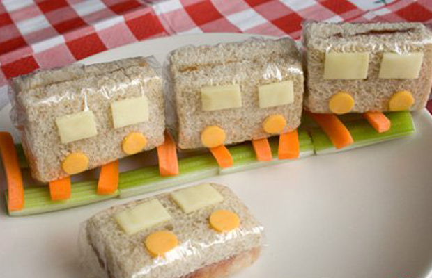 小火车三明治——把小小的三明治连成火车，好创意！