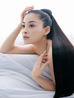 告别<em>大饼脸</em>适合<em>头发</em>少的发型!8位女星献发型妙