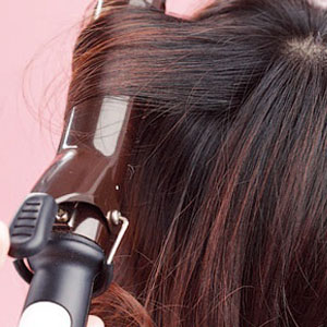 D<em>怎样扎出蓬松的发型</em>IY李小璐甜美中分卷发_