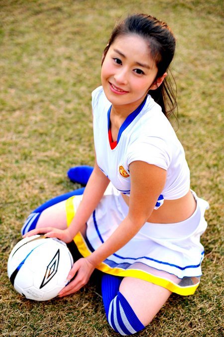 内地版杉菜颖儿变身足球宝贝为世界杯加油图片