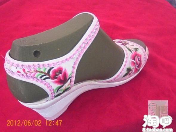 网店新开,喜欢半手工或纯手工布鞋 绣花鞋的淘友们 千万不要错过了哦! 宝贝推荐:女式凉鞋系列(蝴蝶戏牡丹白色款)–淘宝鞋购物问答