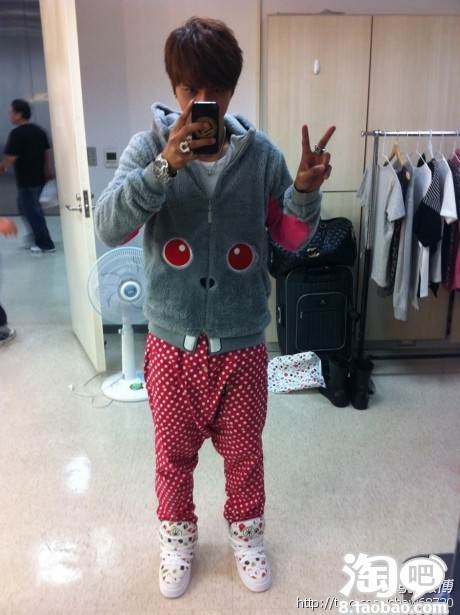 求鞋子,裤子,上衣,颜色款式要一样哦–淘宝服装