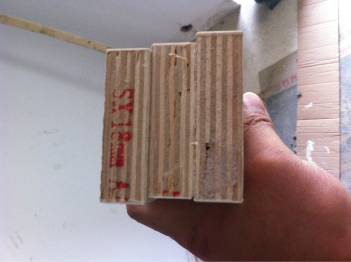 开始安装白色实木多层板衣柜了